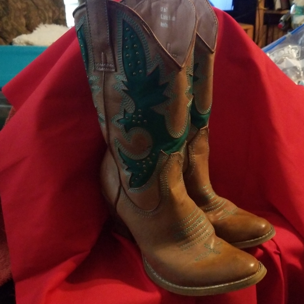 17a# Very volatile size 7 leather boots